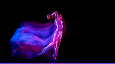 Parlak neon hareketinde topla zıplayan bayan basketbolcu. Spor pazarlama, enerji reklamları, kadın fitness, yaşam tarzı görselleri ve atletik marka kampanyaları kavramı.