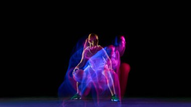 Odaklanmış basketbolcu parlayan neon izlerle salya akıtıyor. Spor reklamları kavramı, aktif yaşam tarzı ürünleri, koçluk programları ve dijital eğitim materyalleri için marka görselleri.