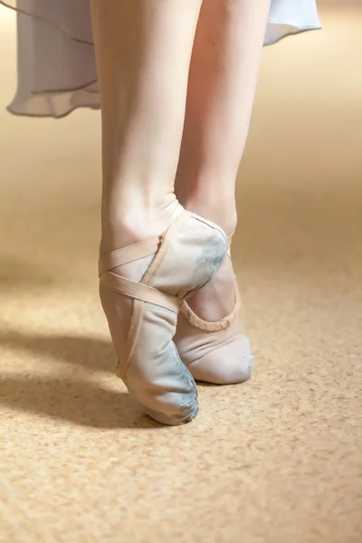 The close-up feet of young ballerina in  old pointe shoes — Stock Photo, Image