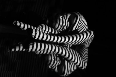 Çıplak kadın ve siyah beyaz şeritler ile onun yansıması. Tasarı ile oluşturulan siyah-beyaz fotoğraf