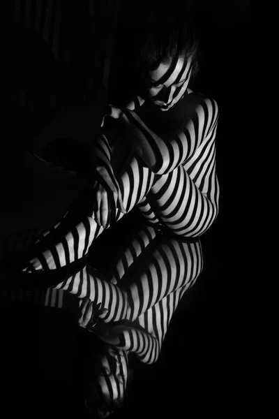 裸体的女人和她有黑色和白色斑马条纹的反射 创建与投影仪的黑白照片 — 图库照片