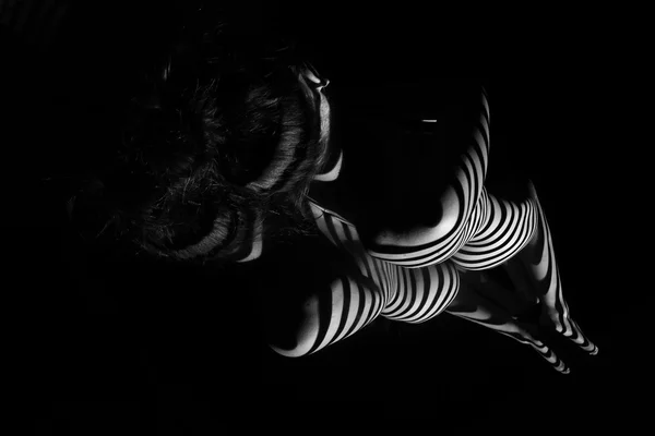 A mulher nua com listras zebra preto e branco — Fotografia de Stock