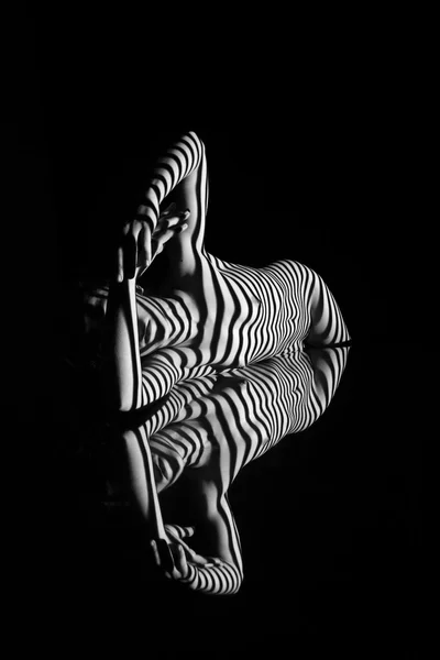 La donna nuda con strisce di zebra in bianco e nero — Foto Stock