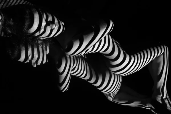 Mulher Nua Seu Reflexo Com Listras Zebra Preto Branco Foto — Fotografia de Stock