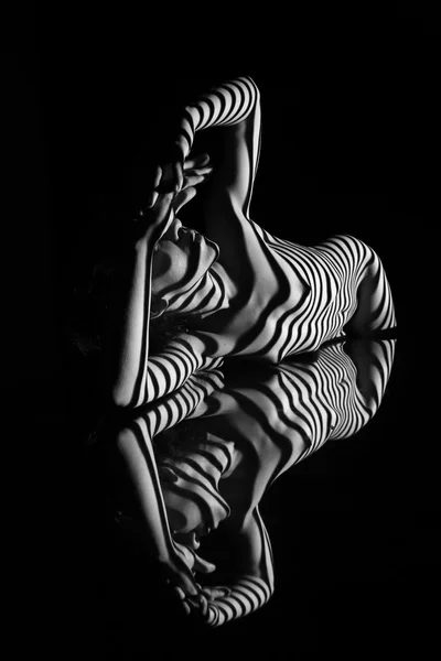La mujer desnuda con rayas de cebra en blanco y negro — Foto de Stock