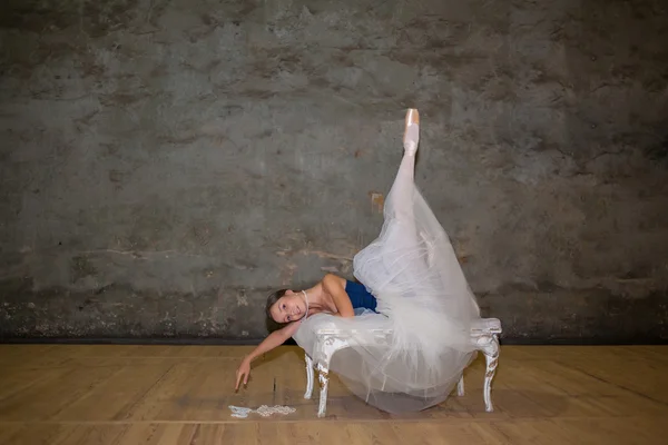 The balerina indah berpose dalam rok putih panjang — Stok Foto