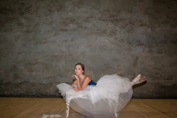Прекрасная балерина в длинной белой юбке — стоковое фото