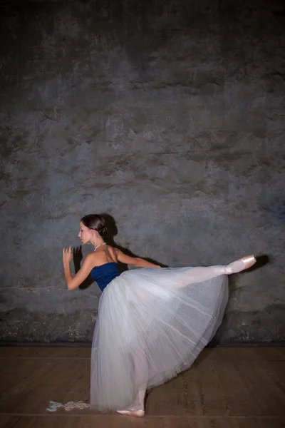 The balerina indah berpose dalam rok putih panjang — Stok Foto