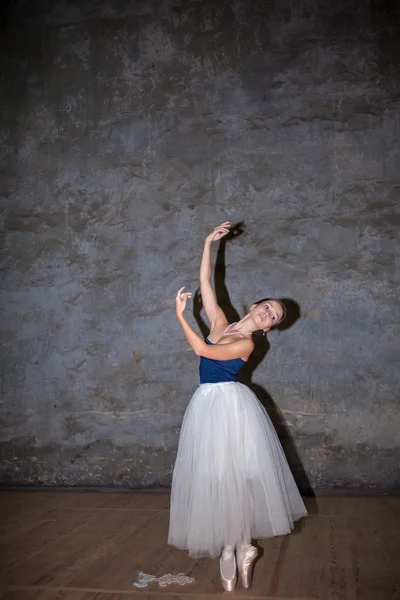 La hermosa bailarina posando en falda larga y blanca — Foto de Stock