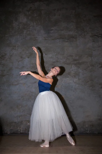 La hermosa bailarina posando en falda larga y blanca —  Fotos de Stock