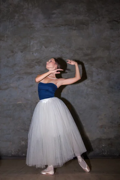 La hermosa bailarina posando en falda larga y blanca — Foto de Stock