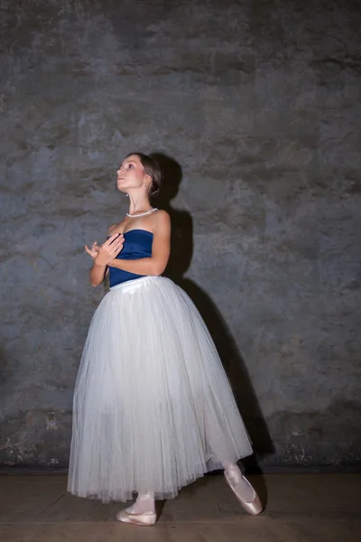 La bella ballerina posa in gonna lunga bianca — Foto Stock