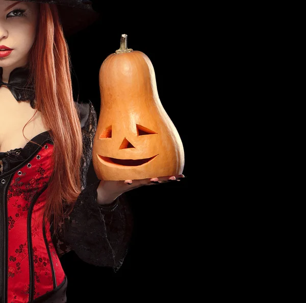 Mädchen mit Halloween-Kürbis auf schwarzem Hintergrund — Stockfoto