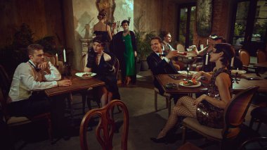 Sıcak ve kaliteli bir atmosferde zarif arkadaşlarla yapılan Retro yemek buluşması. Tatil gece hayatı görselleri, restoran tanıtımları, retro etkinlikler, keyifli moda hikayeleri..