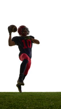 Amerikalı futbolcu, beyaz arka planda izole edilmiş yoğun duygularla güçlü bir atış hazırlıyor. Teknik kavramı, atlet dersleri, koçluk, spor terfisi..