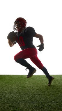 Amerikalı futbolcu sahada yoğun atletik duygularla hızlanıyor. Beyaz arka planda izole edilmiş. Hareket eğitimi, spor eğitimi, atlet terfisi, teknik.
