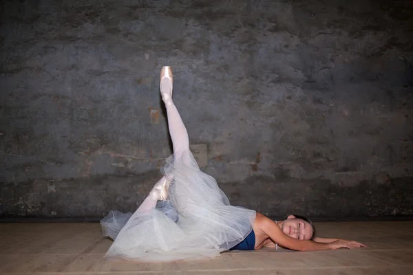 The balerina indah berpose dalam rok putih panjang — Stok Foto