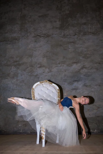 La hermosa bailarina posando en falda larga y blanca — Foto de Stock