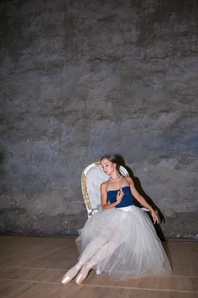 La hermosa bailarina posando en falda larga y blanca —  Fotos de Stock