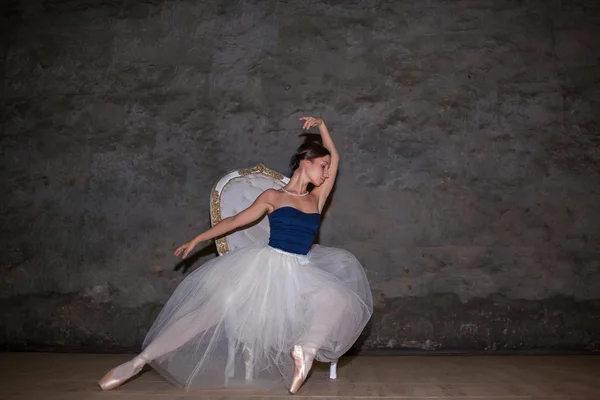 Прекрасная балерина в длинной белой юбке — стоковое фото