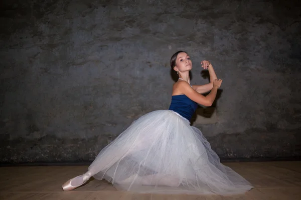 The beautiful ballerina posing in long white skirt — Stock Photo, Image