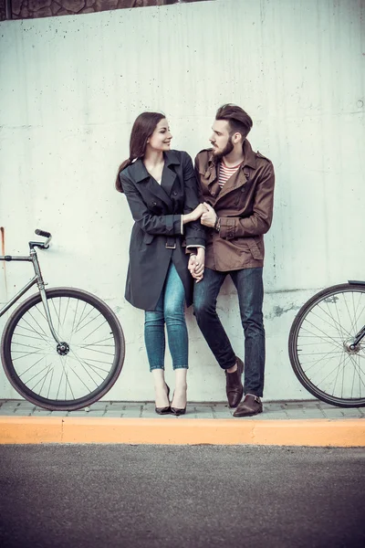 Jong (echt) paar met een fiets tegenover stad — Stockfoto