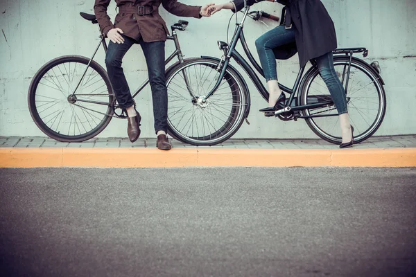 Jong (echt) paar met een fiets tegenover stad — Stockfoto