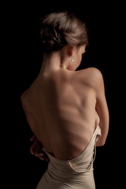 Güzel kadın, dack arka plan üzerinde arkadan görünüm