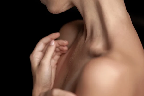 El primer plano de un cuello de mujeres jóvenes —  Fotos de Stock