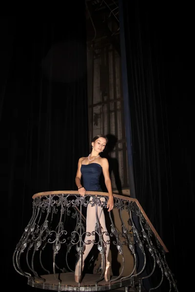 Прекрасная балерина позирует в длинном белом платье — стоковое фото
