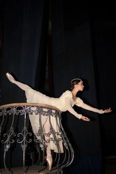 A bela bailarina posando em vestido branco longo — Fotografia de Stock