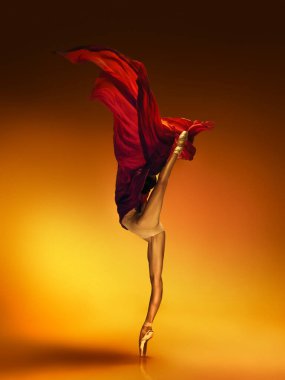 Kırmızı kumaşlı balerin, altın sarısı arka planda sıçrıyor. Kampanya görselleri, dinamik dans anları, renkli modern editoryal tasvirler..