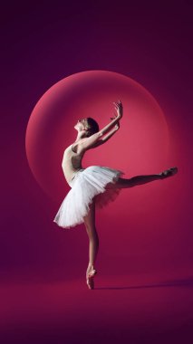 Kalın dairesel sahne ışığına karşı dinamik arabesk içindeki balerin. Stüdyo balesi, tanıtım posterleri, güçlü şekil tasarımı ve dramatik odaklanma kavramı..