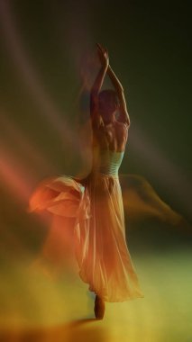 Tam vücut dansçı silueti, zarif etek hareketiyle sıcak, dalgalı bir hareketle. Sağlık ve farkındalık kavramı görsel, duygusal hareket terapi materyalleri, bütünsel markalaşma.