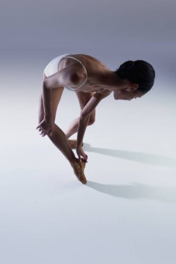 Bale dansçısının puanı düşük olması duygusal dinamik gerilim yaratır. Koreografi araştırma görsel, hareket analiz referansları, performans çalışmaları kavramı.