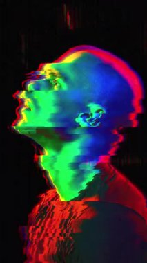 Animasyon reklamı. Gökkuşağı pikseliyle aydınlatılmış, umut verici dijital duygularla yukarı bakan bir adam portresi. Ruh sağlığı farkındalığı kavramı, teknoloji konferansı görselleri, kişisel büyüme platformları, eğitim tanıtımları.