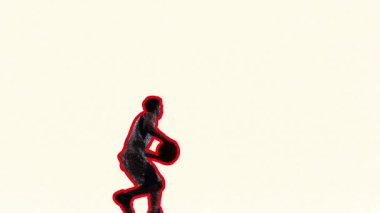 Modern reklam videosu. Basketbolcu temiz zemine karşı kırmızı ile özetlenmiş smaç hareketini bitiriyor. Kararlı anlar, baskı yönetimi, spor hikayeleri ve kalın grafik tasarımı kavramı.