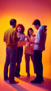 Ekip neon yıldırımıyla iş kararlarını birlikte alıyor. Karar verme, sorun çözme, stratejik tartışma, iş değerlendirmesi ve paylaşılan sorumluluk kavramı.