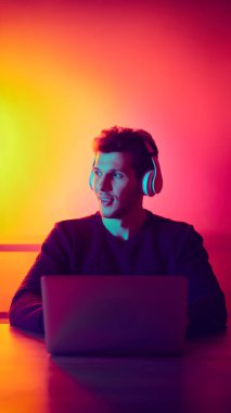 Dijital iş duraklaması sırasında bir adam laptoptan kafasını çeviriyor. Zihinsel sıfırlama, dijital iş yükü yönetimi, odaklanma ve sürdürülebilir uzaktan verimlilik kavramı.