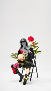 Sandalyeye oturmuş şık bir kadınla modern çiçek çizimleri. Moda tanıtımı, marka görselleri, editoryal tasarım, yaratıcı reklamcılık ve görsel kültür materyalleri kavramı.