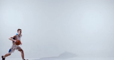 Basketbolcu topu kaldırma hareketinde havada havada tutuyor. Dikey güç kavramı, performans gelişimi, koçluk malzemeleri ve dinamik spor hikayeleri..