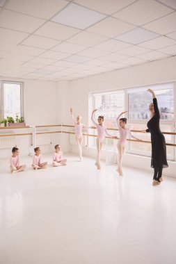 Genç öğrenciler için öğretmenlik pozisyonlarını sergileyen klasik bale sınıfı. Bale sınıfı tanıtımı, eğitim hizmeti reklamı, gençlik dans programı pazarlaması ve internet sitesi görselleri kavramı.