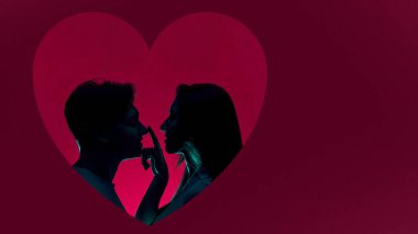 Kalbin içindeki çift siluetinin sinematik kompozisyonu. Lüks markalar, moda kampanyaları, güzellik pazarlama, sinematik posterler ve üst düzey mevsimlik görseller için Sevgililer Günü reklamları kavramı.