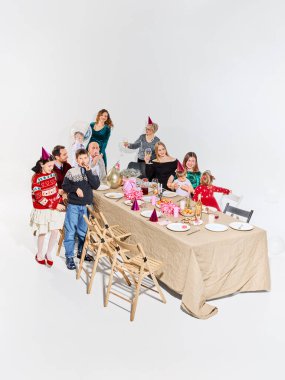 Pasta tatlısı ve dekorasyonlu aile yemeği. Yemek sunumu, hamur işi markalaşma, yemek servisi, parti menüsü tanıtımı ve rahat yaşam tarzı görselleri..