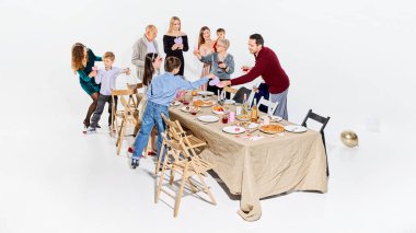 Sıcak aile Sevgililer Günü 'nü kalpler ve şenlikli yemekle kutluyor. Aile bağları, bayram yemekleri pazarlama, hediye promosyonları, ev yaşam tarzı markaları ve mevsimlik duygusal reklamlar.