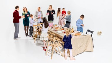 Sevgililer Günü 'nü hediyeler ve şarapla kutlayan çok nesilli bir aile. İçecek reklamı kavramı, aile hayatı içeriği, şenlikli gıda markaları ve duygusal pazarlama görselleri..