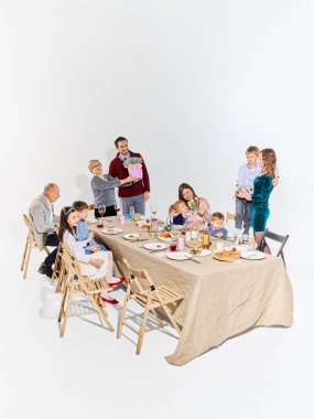 Anneler Günü 'nün sıcak aile kutlamaları. Çiçekler ve neşeli anlar. Aile yönelimli reklamlar, hediye dağıtımı görselleri, kadın yaşam tarzı markalaşması, mevsimlik kampanyalar için duygusal hikaye anlatma kavramı.