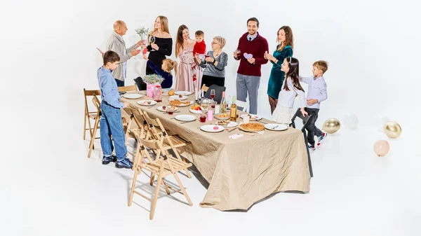 Sevgililer Günü 'nüz kutlu olsun. Çiçekler, hediyeler ve samimi bir yemekle. Çiçek promosyonları, ev yemeği ilhamı, yaşam tarzı markalaşması, duygusal reklamlar ve mevsimsel perakende içeriği kavramı