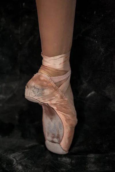 Der Nahfuß der jungen Ballerina in alten Spitzenschuhen — Stockfoto