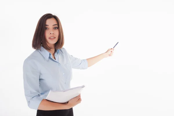 Joven mujer de negocios mostrando algo en el fondo blanco — Foto de Stock